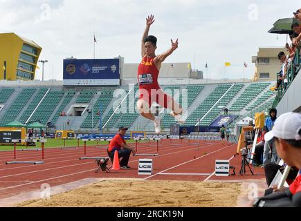 Bangkok, Thailand. 15. Juli 2023. Zhang Mingkun aus China tritt beim Langsprung-Finale der Männer bei den Athletik-Meisterschaften 25. in Bangkok, Thailand, am 15. Juli 2023 an. Kredit: Rachen Sageamsak/Xinhua/Alamy Live News Stockfoto