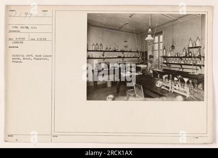 Chemie-Abteilung Basislabor in Brest, Finistere, Frankreich. Foto von PVT aufgenommen. SOPER, S.C. am 1. Januar 1919. Das Bild zeigt eine Ansicht des Labors mit Geräten und Personal. Dieses Foto trägt die Nummer B und wurde am 3. Januar 1919 herausgegeben.“ Stockfoto