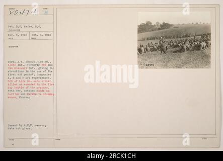 Private R.C. Price, S.C., hat am 6. November 1918 ein Foto von Captain J.W. aufgenommen Panzer, 1. Bataillon der 140. Infanterie (früher 3. und 6. Missouri Inf.), unterrichtet Soldaten über den Einsatz des erste-Hilfe-Pakets. Die Soldaten der Firmen A, B und C sind auf dem Bild zu sehen. Dieses Bataillon erlitt erhebliche Verluste, wobei 50 % seiner Mitglieder während der fünftägigen Schlacht in der Argonne entweder getötet oder verwundet wurden. Das Foto wurde zwischen Conde en Barrics und Maratz la Grande, Mause, Frankreich, aufgenommen. Das Foto wurde vom A.E.P-Zensor genehmigt, obwohl das genaue Datum ist Stockfoto