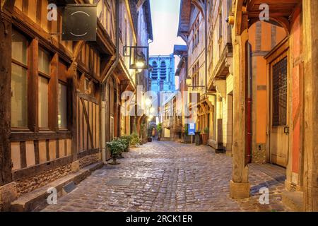 Nachtszene entlang der historischen Ruelle des Chats in der Altstadt von Troyes, Departement Aube, Frankreich. Der Turm von St. Die Madeleine Kirche überblickt Stockfoto