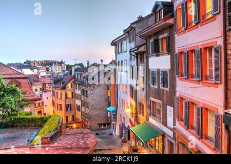 Malerischer Blick auf Lausanne, Schweiz vom Gipfel des Escaliers du March in der Altstadt mit Blick auf den Genfer See (Leman-See). Stockfoto