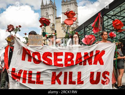 London, Großbritannien. 15. Juli 2023. Demonstranten und Aktivistengruppen wie Just Stop Oil, XR und die Darsteller der roten Brigade versammeln sich im Department for Energy Security and Net Zero und marschieren dann durch das Zentrum von London zum Hauptsitz der Ölfirma Equinor in der Nähe von Paddington. Der Protest richtet sich gegen das geplante neue Ölfeld in Rosebank in der Nordsee. Kredit: Imageplotter/Alamy Live News Stockfoto
