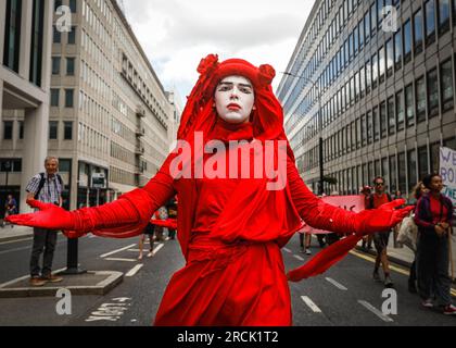 London, Großbritannien. 15. Juli 2023. Demonstranten und Aktivistengruppen wie Just Stop Oil, XR und die Darsteller der roten Brigade versammeln sich im Department for Energy Security and Net Zero und marschieren dann durch das Zentrum von London zum Hauptsitz der Ölfirma Equinor in der Nähe von Paddington. Der Protest richtet sich gegen das geplante neue Ölfeld in Rosebank in der Nordsee. Kredit: Imageplotter/Alamy Live News Stockfoto