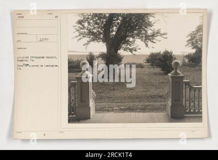 Aviation Experiment Station, Hampton, VA. Ein Blick von einer Veranda in Lamington, VA. Das Bild zeigt eine friedliche Szene mit einer Veranda mit Blick auf die Landschaft. Es wird angenommen, dass es mit den Aktivitäten an der Aviation Experiment Station während des Ersten Weltkriegs in Verbindung steht. Stockfoto