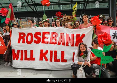 London, Großbritannien. 15. Juli 2023. Demonstranten und Aktivistengruppen wie Just Stop Oil, XR und die Darsteller der roten Brigade versammeln sich im Department for Energy Security and Net Zero und marschieren dann durch das Zentrum von London zum Hauptsitz der Ölfirma Equinor in der Nähe von Paddington. Der Protest richtet sich gegen das geplante neue Ölfeld in Rosebank in der Nordsee. Kredit: Imageplotter/Alamy Live News Stockfoto