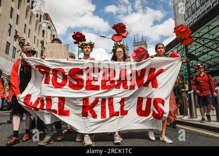 London, Großbritannien. 15. Juli 2023. Demonstranten und Aktivistengruppen wie Just Stop Oil, XR und die Darsteller der roten Brigade versammeln sich im Department for Energy Security and Net Zero und marschieren dann durch das Zentrum von London zum Hauptsitz der Ölfirma Equinor in der Nähe von Paddington. Der Protest richtet sich gegen das geplante neue Ölfeld in Rosebank in der Nordsee. Kredit: Imageplotter/Alamy Live News Stockfoto