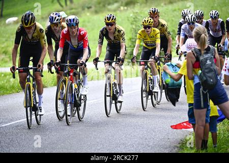 Annemasse nach Morzine Les Portes du Soleil, Frankreich. 15. Juli 2023 Holländischer Dylan Van Baarle von Jumbo-Visma, belgischer Wout Van Aert von Jumbo-Visma und dänischer Jonas Vingegaard von Jumbo-Visma, dargestellt in Aktion während der Stufe 14 des Radrennen Tour de France, von Annemasse bis Morzine Les Portes du Soleil (151, 8 km), Frankreich, Samstag, 15. Juli 2023. Die diesjährige Tour de France findet vom 01. Bis 23. Juli 2023 statt. BELGA FOTO JASPER JACOBS Kredit: Belga News Agency/Alamy Live News Stockfoto