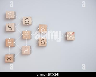Weiße Dartscheibe und roter Pfeil Verbindung mit menschlichem Symbol für kundenorientierte Zielgruppe und Kundenbeziehungsmanagement-Konzept. Stockfoto