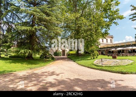 Der Park des Castello dal Pozzo, historisches Resort am Lago Maggiore, im Dorf Oleggio Castello, Verbania, Italien Stockfoto