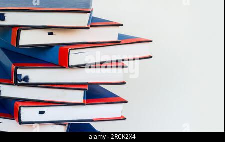 Hardcover-Bücher auf weißer Oberfläche gestapelt mit Kopierbereich, Bildungskonzept Stockfoto