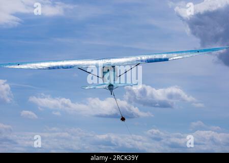 Der Slingsby T21b 1950er Trainingslider Bluebell, der dem Cambridge University Gliding Club gehört, auf einem Windenboot auf dem Flugplatz Gransden Lodge. Stockfoto