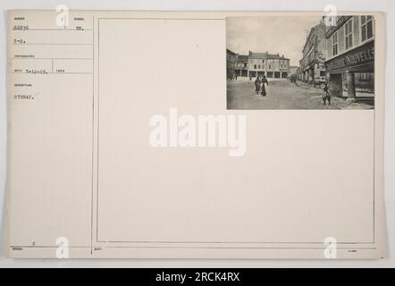 Amerikanische Soldaten marschieren im Ersten Weltkrieg durch die Straßen von Stenay, Frankreich. Das Foto, das ein nicht identifizierter Fotograf am 12. Mai 1919 aufgenommen hat, zeigt US-Truppen an einem symbolisch bedeutsamen Ort. Die Stadt wurde nach dem Krieg als Symbol der europäischen Zusammenarbeit verklagt. Stockfoto