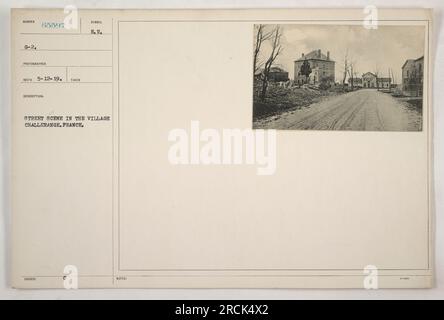 Amerikanische Soldaten gehen im Ersten Weltkrieg eine Straße entlang in Challerange, Frankreich. Das Foto wurde am 12. Mai 1919 aufgenommen und zeigt eine typische Szene im Dorf. Stockfoto