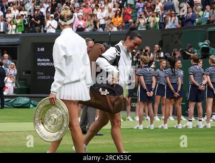 London, Großbritannien. 15. Juli 2023 15. Juli 2023; All England Lawn Tennis and Croquet Club, London, England: Wimbledon Tennis Tournament; A Distaught Ons Jabeur wird nach der Präsentation von Marketa Vondrousova (CZE) getröstet. Credit: Action Plus Sports Images/Alamy Live News Stockfoto