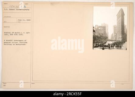 Eine Trauerprozession für Major J.P. Mitchell spielt in New York City. Die Prozession wird von einer Sondereinheit der berittenen Polizei begleitet. Das berühmte Flatiron Building ist im Hintergrund des Fotos zu sehen. Dieses Bild wurde am 11. Juli 1918 aufgenommen. Stockfoto