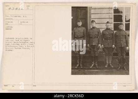 Personal von M.T.O. Abteilung des 3. Armeekorps in Neuwied, Rheinpreußen, Deutschland. Von links nach rechts: Oberstleutnant George A. Purington (Kavallerie), Hauptmann L.W. Gray (Motor Transport Corps), Hauptmann E.H. Brockman (Infanterie, Air Force Casualty Attachment Group). Pvt. R.P. ANT RIM (Supply Corps) auf dem Foto. Ausgegebene Nummer B Mo 12-31-16. 1033-19 aufgenommen. Fotograf: 3-10-19. Hinweise: 49456. Stockfoto