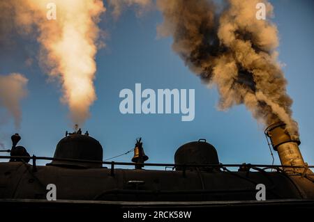 Rauchwolken aus der brennenden Kohle einer Schmalspurdampflokomotive in Durango, Colorado, USA Stockfoto