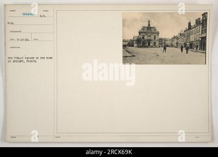 Soldaten und Zivilisten versammeln sich während des Ersten Weltkriegs auf dem öffentlichen Platz von Attigny, Frankreich. Dieses Foto wurde am 12. Mai 1919 aufgenommen und zeigt die lebendige Stadt. Der Platz dient als Symbol des täglichen Lebens inmitten der militärischen Aktivitäten. Stockfoto