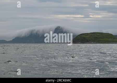 Schlechtes Wetter kommt, Nebel rollt vom Meer über die Berggipfel ein und der Wind nimmt zu. Foto aus Bratland Norwegen. Stockfoto