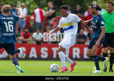 Barendrecht, Niederlande. 15. Juli 2023. BARENDRECHT, NIEDERLANDE - JULI 15: Thomas van den Belt von Feyenoord, Cameron Puertas von Union Saint-Gilloise, Ramiz Zerrouki von Feyenoord während des Vorsaison-Freundschaftsspiels zwischen Feyenoord und Union Saint-Gilloise im Sportpark Smitshoek am 15. Juli 2023 in Barendrecht, Niederlande (Foto: Hans van der Valk/Orange Pictures) Kredit: Orange Pics BV/Alamy Live News Stockfoto