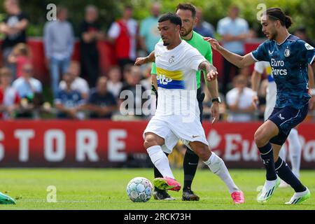 Barendrecht, Niederlande. 15. Juli 2023. BARENDRECHT, NIEDERLANDE - JULI 15: Thomas van den Belt von Feyenoord, Cameron Puertas von Union Saint-Gilloise, Ramiz Zerrouki von Feyenoord während des Vorsaison-Freundschaftsspiels zwischen Feyenoord und Union Saint-Gilloise im Sportpark Smitshoek am 15. Juli 2023 in Barendrecht, Niederlande (Foto: Hans van der Valk/Orange Pictures) Kredit: Orange Pics BV/Alamy Live News Stockfoto