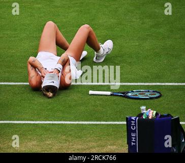 London, Gbr. 15. Juli 2023. London Wimbledon Championships Day 13 15./07/2023 Marketa Vondrousova (CZE) wird der erste Spieler ohne Vorgabe, der bei Wimbledon Credit: Roger Parker/Alamy Live News den Titel „Ladies Singles“ gewonnen hat Stockfoto