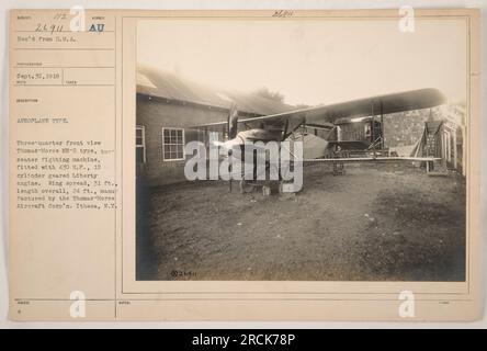 Das Foto zeigt eine dreiviertel-Vorderansicht eines Thomas-Morse-Flugzeugs des Musters MB-2. Das Flugzeug ist eine Zweisitzer-Kampfmaschine, ausgestattet mit einem 430 H.P., 12-Zylinder-Motor von Liberty. Er hat eine Flügelbreite von 31 Fuß. Und eine Gesamtlänge von 24 Fuß Dieses Flugzeug wurde von der Thomas-Morse Aircraft Corp'n in Ithaca, New York, hergestellt." Stockfoto