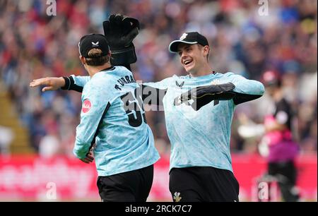 Surreys Tom Curran (links) und Jamie Smith feiern, nachdem Tom Curran während des Halbfinalspiels der Vitality Blast T20 in Edgbaston, Birmingham, Craig Overton von Somerset erwischt hat. Bilddatum: Samstag, 15. Juli 2023. Stockfoto