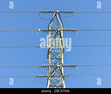 Detailbild eines elektrischen Plyons vor einem blauen Himmel Stockfoto