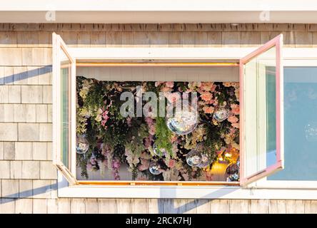 Schließen Sie durch ein offenes Fenster einer Decke mit Tanzfläche in montauk Stockfoto