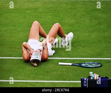 London, Gbr. 15. Juli 2023. London Wimbledon Championships Day 13 15./07/2023 Marketa Vondrousova (CZE) wird der erste Spieler ohne Vorgabe, der bei Wimbledon Credit: Roger Parker/Alamy Live News den Titel „Ladies Singles“ gewonnen hat Stockfoto