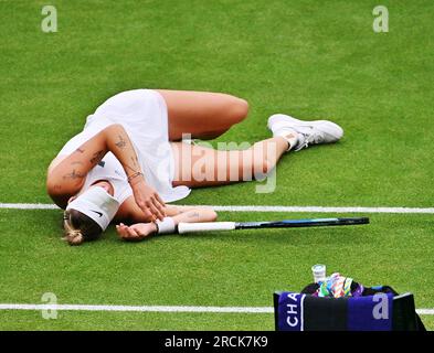 London, Gbr. 15. Juli 2023. London Wimbledon Championships Day 13 15./07/2023 Marketa Vondrousova (CZE) wird der erste Spieler ohne Vorgabe, der bei Wimbledon Credit: Roger Parker/Alamy Live News den Titel „Ladies Singles“ gewonnen hat Stockfoto