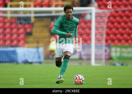 Jamal Lewis von Newcastle United während des Vorsaison-Freundschaftsspiels zwischen Gateshead und Newcastle United im Gateshead International Stadium, Gateshead, am Samstag, den 15. Juli 2023. (Foto: Michael Driver | MI News) Guthaben: MI News & Sport /Alamy Live News Stockfoto