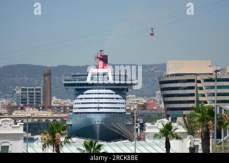 Das Kreuzfahrtschiff „Virgin Voyages“ Valiant Lady liegt im Hafen von Barcelona neben dem World Trade Center Gebäude. 9. Juli 2023. Stockfoto