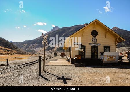 Historischer Bahnhof in Silverton, Colorado, mit felsigen Bergen im Hintergrund an einem sonnigen Herbsttag Stockfoto