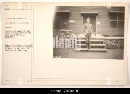 Gen. John J. Pershing und die First Division kommen in New York an Bord der U.S.S. Leviathan an. Oberst R. A. Brown, der kommandierende Offizier der 2. Infanteriebrigade, ist vor seinem Büro in Camp Merritt, New Jersey, abgebildet. Dieses Foto wurde am 8. September 1919 aufgenommen. (Beschreibung auf Foto 942-19, aufgenommen von Sergeant Thomas S.C. Aufz.) Stockfoto