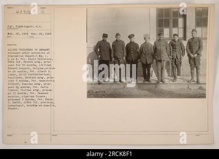 Alliierte deutsche Gefangene werden nach dem Waffenstillstand im Evakuierungskrankenhaus Nr. 1 freigelassen. Zu den Personen auf dem Foto gehören Pvt. Emile Telletier, 68. Infanterie der französischen Armee, der 30 Monate lang Gefangener war, und zivile Edward Sneyers aus Belgien, der 24 Monate Gefangener war; Pvt. Albert H. Jones, 12-13 Northumberland Fusiliers der britischen Armee, die 6 Monate lang Gefangener war; Pvt. Gemeitrich Gilkerf von der russischen Armee, der 2 Monate lang Gefangener war; Pvt. Carlo Comino von der italienischen Armee, der 13 Monate Gefangener war; Gefreiter Desmond Maurice, ein algerischer Zouave, der ein Stockfoto