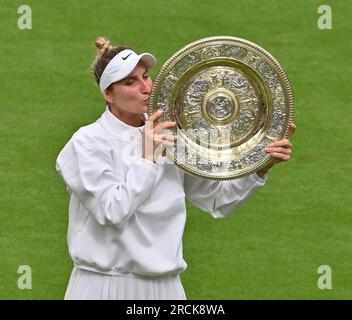 London, Gbr. 15. Juli 2023. London Wimbledon Championships Day 13 15./07/2023 Marketa Vondrousova (CZE) wird der erste Spieler ohne Vorgabe, der bei Wimbledon Credit: Roger Parker/Alamy Live News den Titel „Ladies Singles“ gewonnen hat Stockfoto