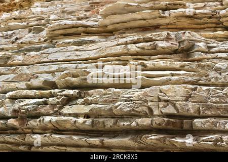 Nahaufnahme von Felsschichten in Felsformationen am Strand der Kathedralen wie Catedrais Beach Ribadeo Lugo Galicia Spanien Stockfoto