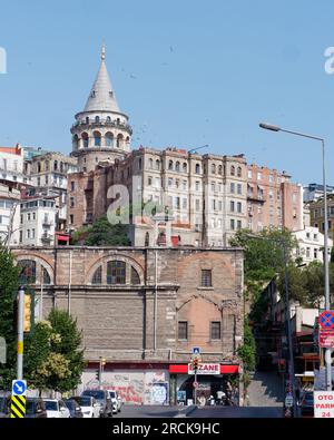 Straße im Viertel Karakoy von Istanbul mit dem Galatenturm dahinter und Möwen, die über ihnen fliegen. Türkei Stockfoto