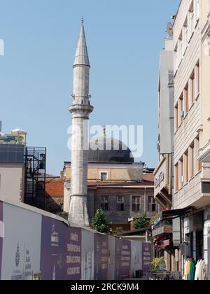 Kleine und einfache Moschee im Viertel Karakoy in Istanbul, Türkei Stockfoto