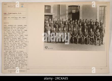 Bildbeschreibung: Ein Schwarzweißfoto, aufgenommen am 26. Februar 1919, mit Col. George H.R. Gosman, befehlshabender Offizier des Evakuierungskrankenhauses Nr. 1 und Stab. Das Foto zeigt zwei Reihen von Militärpersonal mit Namen und Rängen. Das Foto wurde 40357 in der Reihe von Fotografien über amerikanische Militäraktivitäten während des Ersten Weltkriegs herausgegeben. Stockfoto