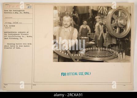 Soldaten des amerikanischen Militärs versammeln Granaten bei der Westinghouse Electric & Mfg Co Arbeitet in East Pittsburg, Pennsylvania. Dieses Foto wurde am 22. August 1918 von einem Fotografen der Westinghouse Electric & Mfg. Co. Aufgenommen. Bildunterschrift: Beschreibungsnummer AU Herstellergranaten, Hinweis: Verbreiterung des Rundrohrs mit Stahlkugeln zur Bestimmung der Größe des Innendurchmessers des Rohrs. Nur zur amtlichen Verwendung. Stockfoto