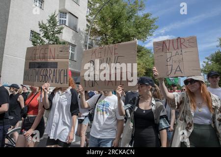 Berlin, Deutschland. 15. Juli 2023, Berlin, Deutschland: Die deutsche Hauptstadt, bekannt für ihre pulsierende Musikszene, war das Zentrum einer hitzigen Debatte, als sie diese Woche drei Konzerte der umstrittenen Heavy Metal Band Rammstein veranstaltete. Das erste Konzert, das am 15. Juli 2023 im Olympiastadion stattfand, fand aufgrund des umstrittenen Rufs der Band mit Protesten und einer bedeutenden Polizeipräsenz statt. Die Demonstranten beim Protest in Berlin hielten Schilder hoch, in denen stand: "Keine Bühne für Täter. Gegen Machtmissbrauch. Kredit: ZUMA Press, Inc./Alamy Live News Stockfoto