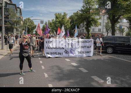 Berlin, Deutschland. 15. Juli 2023, Berlin, Deutschland: Die deutsche Hauptstadt, bekannt für ihre pulsierende Musikszene, war das Zentrum einer hitzigen Debatte, als sie diese Woche drei Konzerte der umstrittenen Heavy Metal Band Rammstein veranstaltete. Das erste Konzert, das am 15. Juli 2023 im Olympiastadion stattfand, fand aufgrund des umstrittenen Rufs der Band mit Protesten und einer bedeutenden Polizeipräsenz statt. Die Demonstranten beim Protest in Berlin hielten Schilder hoch, in denen stand: "Keine Bühne für Täter. Gegen Machtmissbrauch. Kredit: ZUMA Press, Inc./Alamy Live News Stockfoto