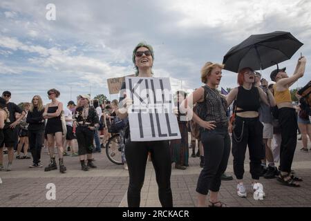 Berlin, Deutschland. 15. Juli 2023, Berlin, Deutschland: Die deutsche Hauptstadt, bekannt für ihre pulsierende Musikszene, war das Zentrum einer hitzigen Debatte, als sie diese Woche drei Konzerte der umstrittenen Heavy Metal Band Rammstein veranstaltete. Das erste Konzert, das am 15. Juli 2023 im Olympiastadion stattfand, fand aufgrund des umstrittenen Rufs der Band mit Protesten und einer bedeutenden Polizeipräsenz statt. Die Demonstranten beim Protest in Berlin hielten Schilder hoch, in denen stand: "Keine Bühne für Täter. Gegen Machtmissbrauch. Kredit: ZUMA Press, Inc./Alamy Live News Stockfoto