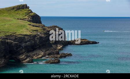 Jetski rund um die Klippe Stockfoto