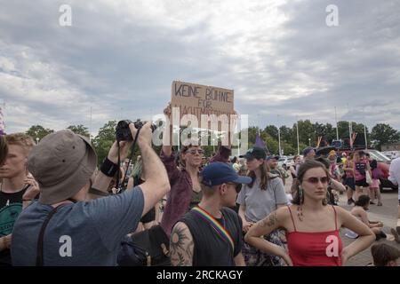 Berlin, Deutschland. 15. Juli 2023, Berlin, Deutschland: Die deutsche Hauptstadt, bekannt für ihre pulsierende Musikszene, war das Zentrum einer hitzigen Debatte, als sie diese Woche drei Konzerte der umstrittenen Heavy Metal Band Rammstein veranstaltete. Das erste Konzert, das am 15. Juli 2023 im Olympiastadion stattfand, fand aufgrund des umstrittenen Rufs der Band mit Protesten und einer bedeutenden Polizeipräsenz statt. Die Demonstranten beim Protest in Berlin hielten Schilder hoch, in denen stand: "Keine Bühne für Täter. Gegen Machtmissbrauch. Kredit: ZUMA Press, Inc./Alamy Live News Stockfoto