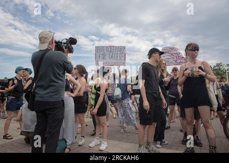 Berlin, Deutschland. 15. Juli 2023, Berlin, Deutschland: Die deutsche Hauptstadt, bekannt für ihre pulsierende Musikszene, war das Zentrum einer hitzigen Debatte, als sie diese Woche drei Konzerte der umstrittenen Heavy Metal Band Rammstein veranstaltete. Das erste Konzert, das am 15. Juli 2023 im Olympiastadion stattfand, fand aufgrund des umstrittenen Rufs der Band mit Protesten und einer bedeutenden Polizeipräsenz statt. Die Demonstranten beim Protest in Berlin hielten Schilder hoch, in denen stand: "Keine Bühne für Täter. Gegen Machtmissbrauch. Kredit: ZUMA Press, Inc./Alamy Live News Stockfoto