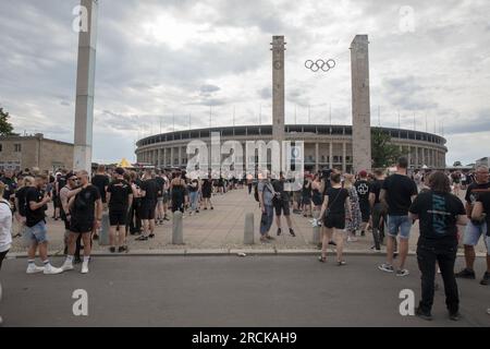 Berlin, Deutschland. 15. Juli 2023, Berlin, Deutschland: Die deutsche Hauptstadt, bekannt für ihre pulsierende Musikszene, war das Zentrum einer hitzigen Debatte, als sie diese Woche drei Konzerte der umstrittenen Heavy Metal Band Rammstein veranstaltete. Das erste Konzert, das am 15. Juli 2023 im Olympiastadion stattfand, fand aufgrund des umstrittenen Rufs der Band mit Protesten und einer bedeutenden Polizeipräsenz statt. Die Demonstranten beim Protest in Berlin hielten Schilder hoch, in denen stand: "Keine Bühne für Täter. Gegen Machtmissbrauch. Kredit: ZUMA Press, Inc./Alamy Live News Stockfoto